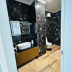 Tiki Luxury In Center Apartment
