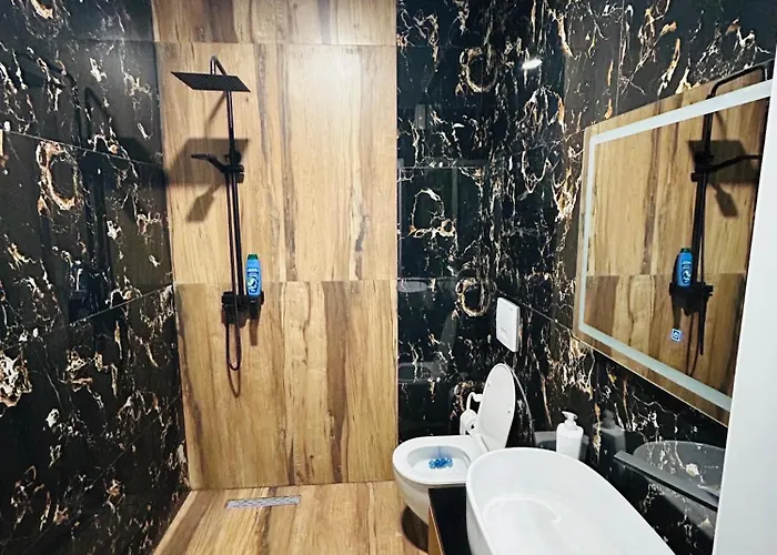 Tiki Luxury In Center تيرانا